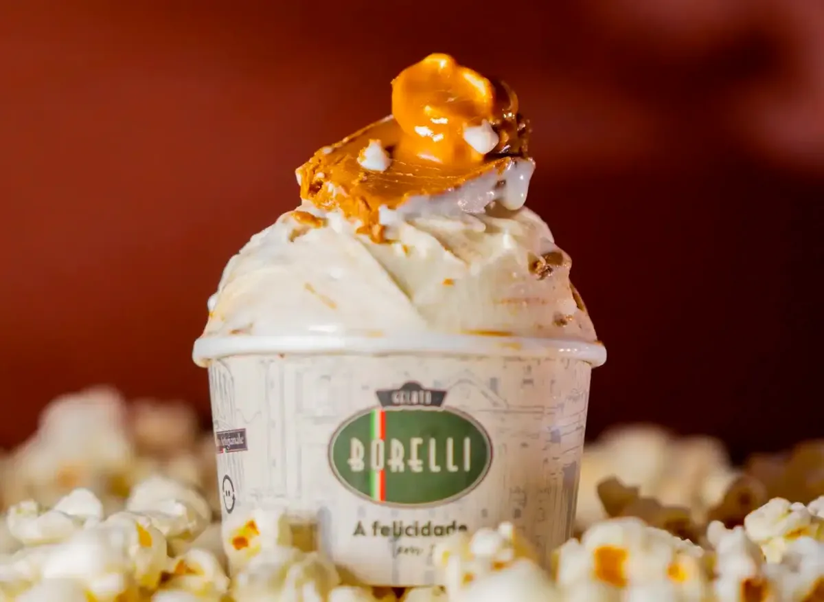 O destaque é o gelato de pipoca, servido com cobertura de pipoca caramelizada