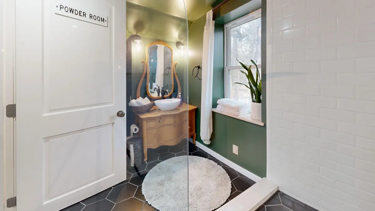 Lavabo decorado com espelho e bancada