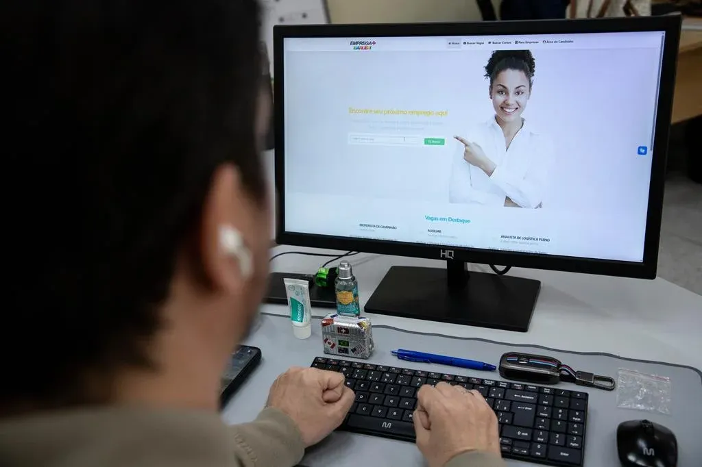Profissionais que procuram emprego podem inserir o currículo e consultar as oportunidades publicadas