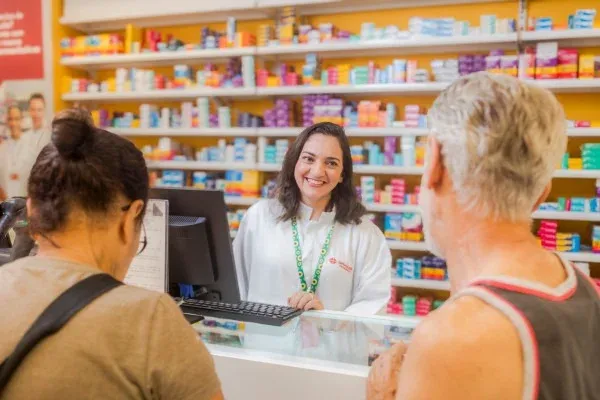 Entre os cargos anunciados estão atendente de farmácia, consultor de beleza, estagiário de farmácia, farmacêutico e jovem aprendiz.