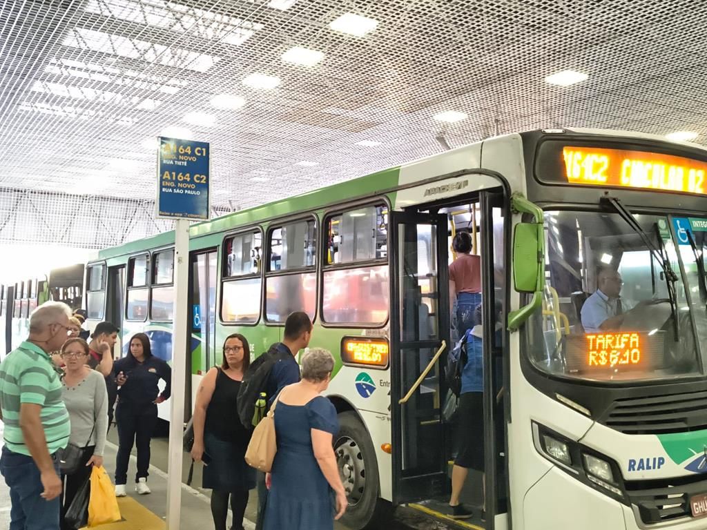Obras na Castello Branco alteram pontos de ônibus em Barueri