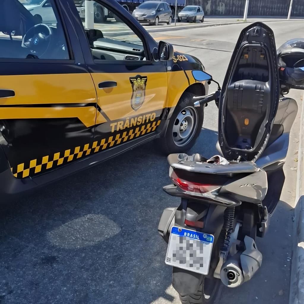 O veículo foi abordado por agentes da Secretaria de Mobilidade Urbana (Semurb) na Estrada Cícero Borges de Moraes