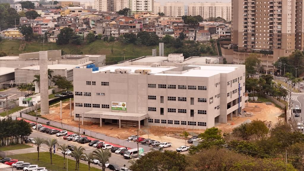 De acordo com o prazo estabelecido em contrato, a entrega do prédio está prevista para agosto de 2027