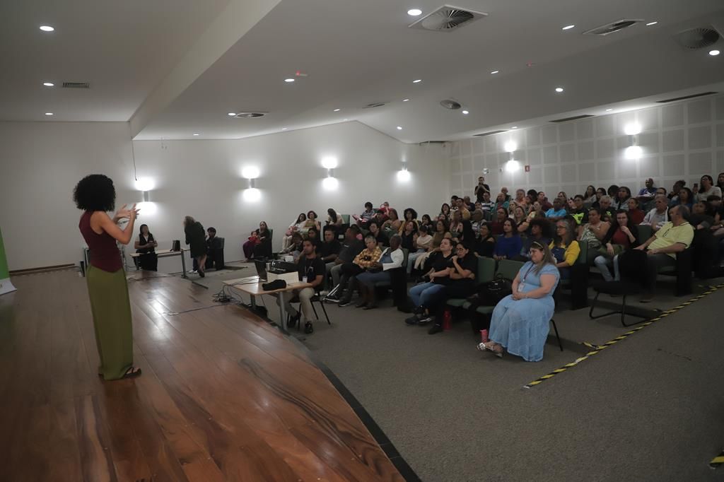 O encontro contará com a participação da produtora da obra, Andréia Franco, e de convidados da comunidade surda.