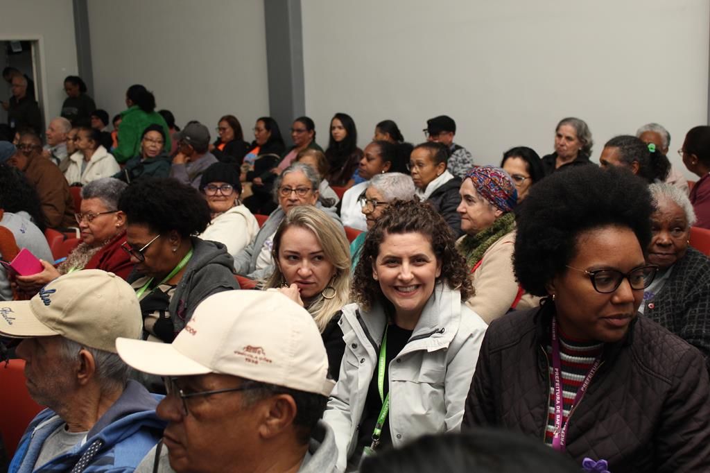 Autoridades e público reunidos na abertura da Semana Violeta em Barueri, evento sobre violência contra a pessoa idosa