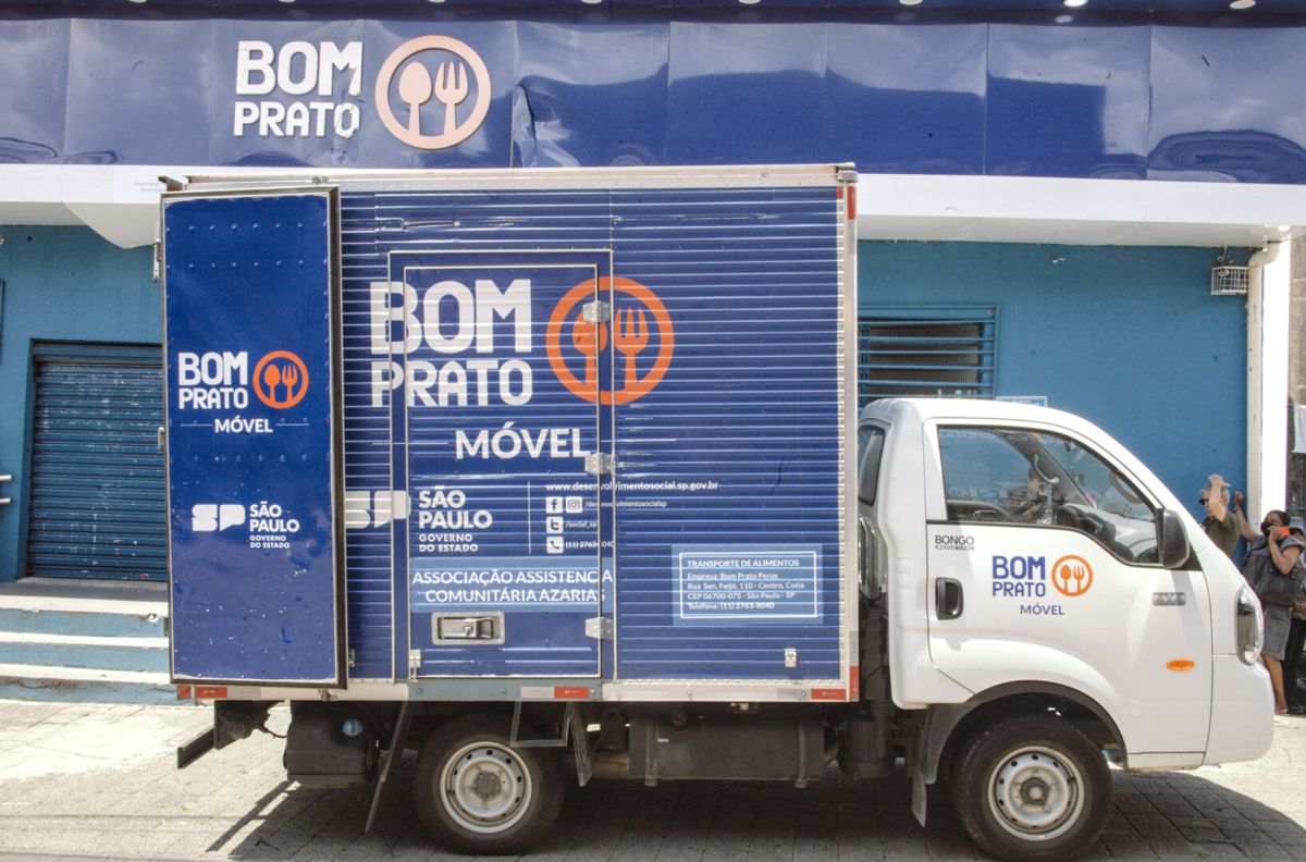 Caminhão do Bom Prato Móvel estacionado na Rua da Esperança, no bairro do Portão, em Cotia