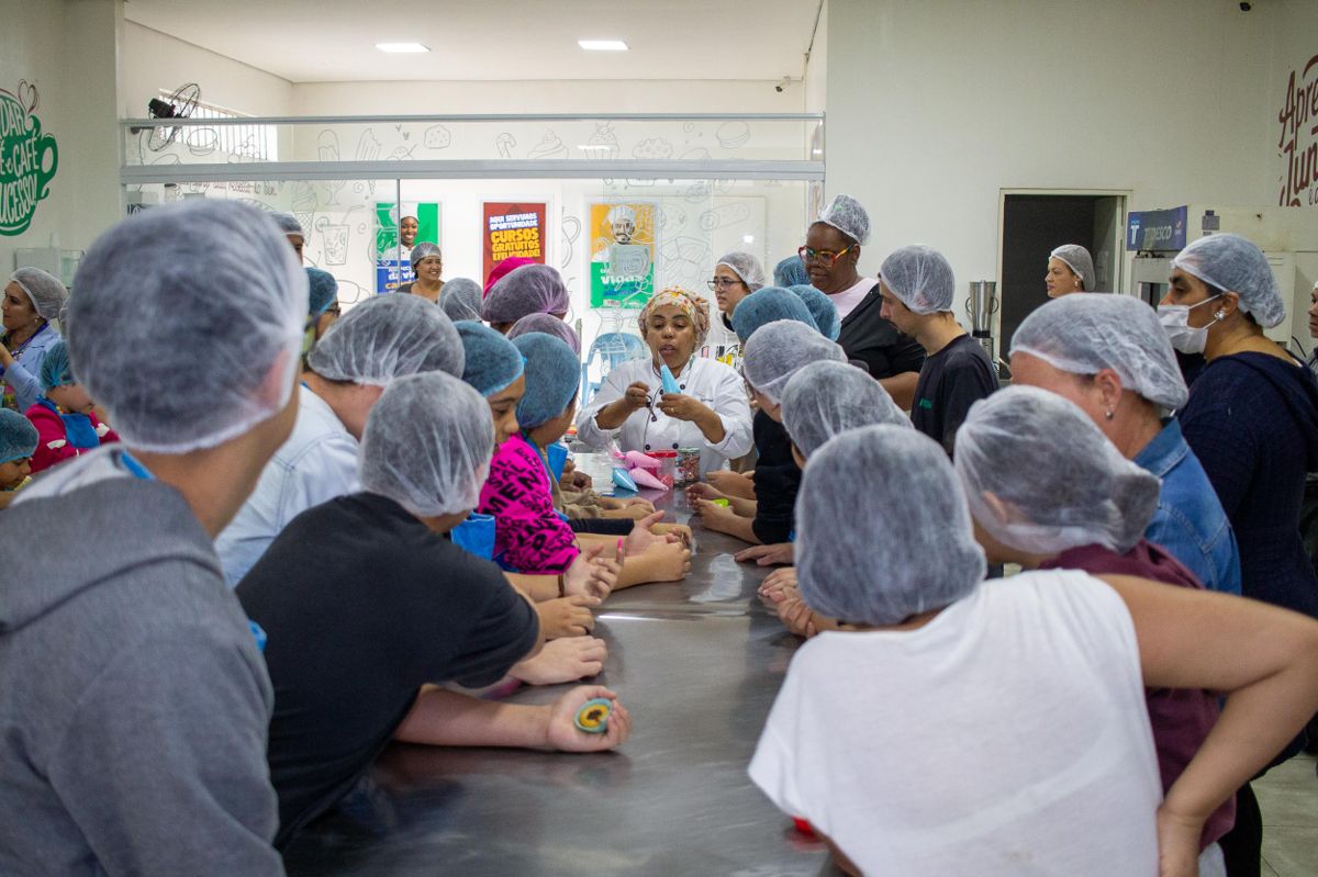 Crianças participam de oficina de preparo de cupcakes em atividade do CAPS Infantojuvenil de Cotia