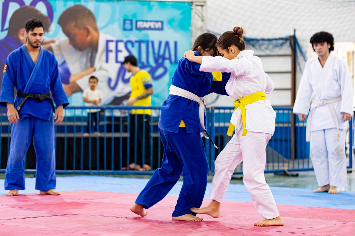 Alunos praticam judô durante atividade do Programa Mais Esportes em Itapevi