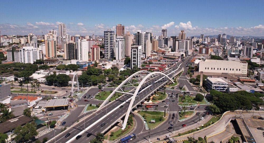 Trabalhadores em atividade em galpão industrial, ilustrando geração de empregos formais em Osasco