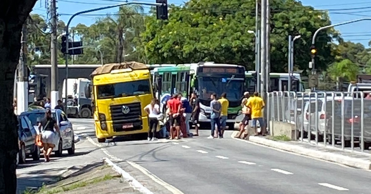 Manhã começa com acidente e trânsito no Aldeinha - Barueri na Rede