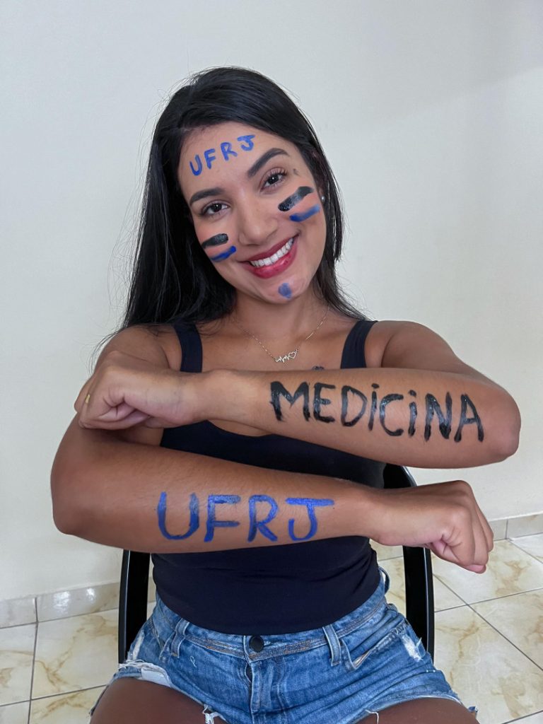 Débora celebrando sua aprovação em Medicina na UFRJ. (Foto: arquivo pessoal da Débora)