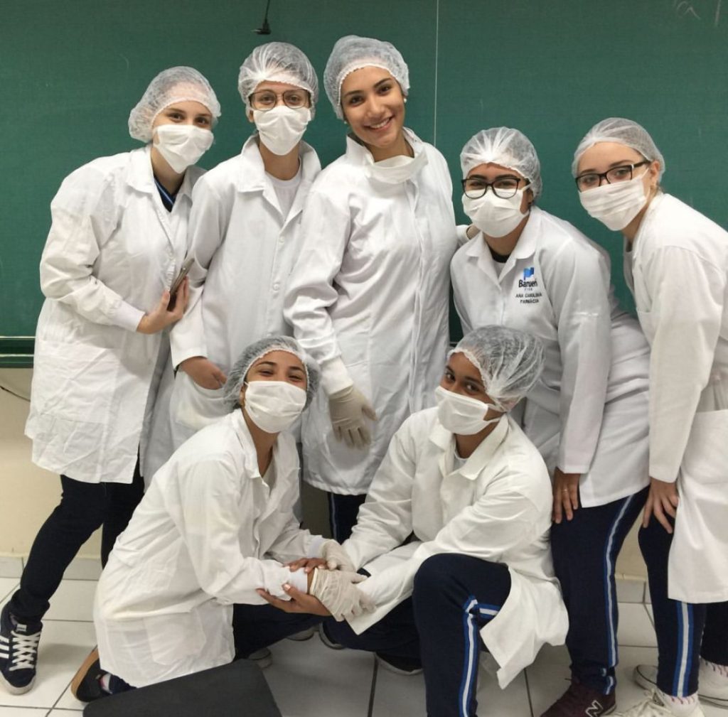 Débora e colegas de curso em trajes de laboratório durante a época do ITB. (Foto: arquivo pessoal da Débora)
