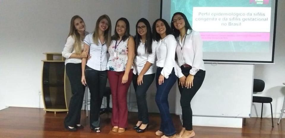 Débora (última à direita) durante visita ao ITB em fevereiro, compartilhando sua trajetória com os alunos. (Foto: arquivo pessoal da Débora)